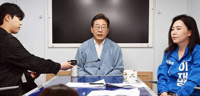 이재명 더불어민주당 대선 후보가 15일 경남 하동군 영호남 화합 다목적 광장에 마련된 버스 스튜디오에서 유튜브 라이브 K-이니셔TV 케미폭발 ‘동서화합’ 라이브를 촬영한 뒤 취재진 질의에 답하고 있다. [김호영 기자]