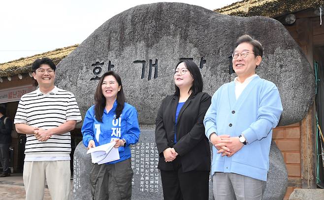 이재명 더불어민주당 대선 후보가 15일 경남 하동군 화개장터 노래비 앞에서 유튜브 라이브 K-이니셔TV 케미폭발 ‘동서화합’ 라이브 오프닝을 촬영하고 있다. [김호영 기자]