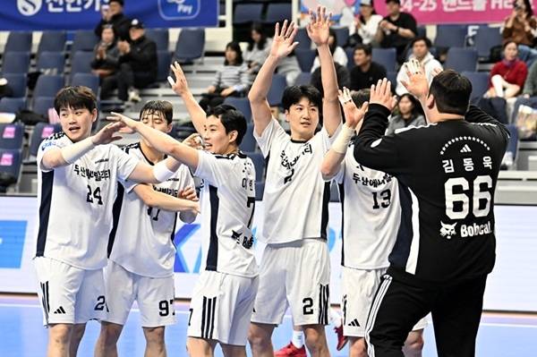 사진 승리 후 기뻐하는 두산 선수들, 사진 제공=한국핸드볼연맹