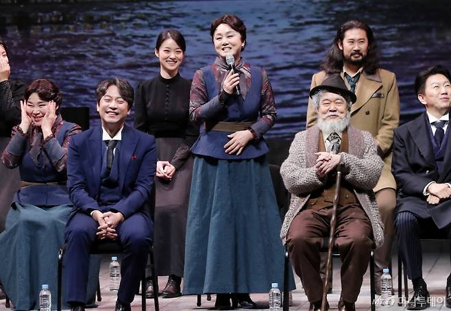 배우 이경실이 20일 오후 서울 광진구 유니버설 아트센터에서 진행된 연극 '갈매기' 프레스콜에 참석해 열연하고 있다.  '갈매기'는 러시아를 대표하는 극작가 안톤 체홉의 희곡을 원작으로 인물들 간의 비극적인 사랑과 처절한 갈등, 인간 존재의 이유와 삶의 의미를 찾아가는 내용을 다룬다. 오는 21일 유니버설아트센터 대극장에서 개막한다. 2022.12.20