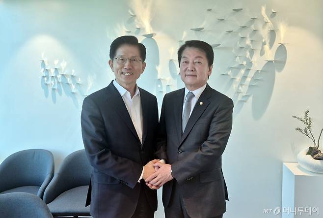 [서울=뉴시스] 고승민 기자 = 국민의힘 김문수 대선 후보와 안철수 의원이 7일 서울 여의도 모처에서 회동, 면담 전 기념촬영을 하고 있다. (사진=김문수 캠프 제공) 2025.05.07. photo@newsis.com *재판매 및 DB 금지 /사진=