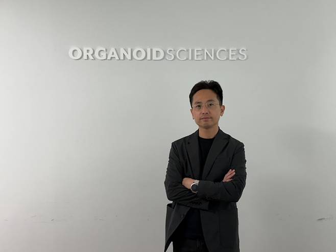 유종만 오가노이드사이언스 대표가 지난 14일 경기도 성남 판교 오가노이드사이언스 본사에서 머니투데이와 인터뷰를 진행한 뒤 사진 촬영을 하고 있다./사진=김선아 기자