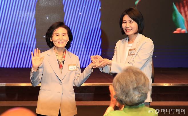 [서울=뉴시스] 조성봉 기자 = 이재명 더불어민주당 대선 후보의 부인 김혜경 여사와 김문수 국민의힘 대선후보의 부인 설난영(왼쪽) 여사가 12일 서울 중구 신라호텔에서 열린 중앙신도회 창립 70주년 기념식에서 손을 맞잡고 있다.(사진=조계종 제공) 2025.05.13. photo@newsis.com  *재판매 및 DB 금지 /사진=조성봉