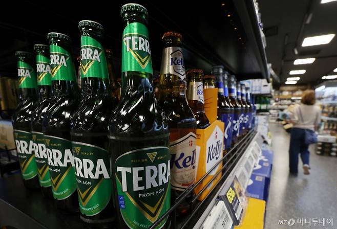 [서울=뉴시스] 김진아 기자 =13일 서울 시내의 한 대형마트에 진열된 하이트진로의 테라와 켈리 맥주. 2025.05.13. bluesoda@newsis.com /사진=김진아