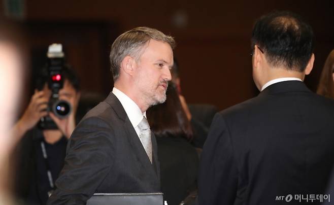 [제주=뉴시스] 우장호 기자 = 제이미슨 그리어 미국 무역대표부(USTR) 대표가 15일 오후 서귀포 제주국제컨벤션센터(ICC)에서 열린 아시아태평양경제협력체(APEC) 통상장관회의에 앞서 참석자들과 대화를 나누고 있다.  이번 APEC 통상장관회의에는 회원국인 21개국 통상장관들과 경제협력개발기구(OECD), 세계무역기구(WTO) 등 국제기구 관계자들이 참석한다. 2025.05.15. woo1223@newsis.com /사진=우장호