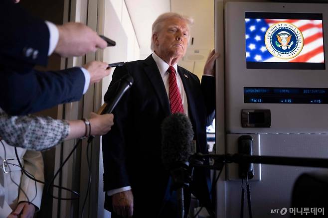 (AFP=뉴스1) 우동명 기자 = 도널드 트럼프 미국 대통령이 14일(현지시간) 카타르로 향하는 전용기에서 취재진을 만나 “블라디미르 푸틴 대통령이 가면 우크라이나 종전 협상에 합류할 용의가 있다”고 밝히고 있다. 2025.05.15 ⓒ AFP=뉴스1 Copyright (C) 뉴스1. All rights reserved. 무단 전재 및 재배포, AI학습 이용 금지. /사진=(AFP=뉴스1)