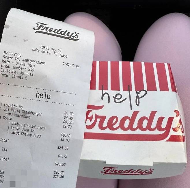 미국 한 패스트푸드점에 햄버거를 주문한 여성이 포장지와 영수증에 '도와주세요' 메시지를 적힌 종이를 보고 경찰 신고했지만 황당한 결말을 맞았다. 사진은 한 여성이 온라인 커뮤니티에 올린 영수증의 모습. /사진=뉴욕포스트 홈페이지 캡처