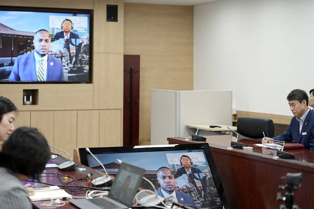 신상진 경기 성남시장이 지난 14일 미국 노스캐롤라이나주 하이포인트시 시릴 제퍼슨 시장과 화상회의를 하고 있다. 성남시청 제공