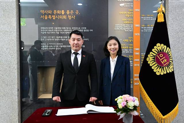 최호정(오른쪽) 서울시의장이 벡잔 우세날리예프 의장과 기념촬여을 하고 있다.서울시의회 제공