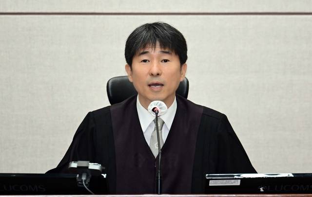 지귀연 부장판사가 지난 4월 21일 서울 서초구 서울중앙지법 417호 법정에서 열린 윤석열 전 대통령의 내란 우두머리 혐의 재판을 하기 전 언론 공개에 대한 발언을 하고 있다. 사진공동취재단