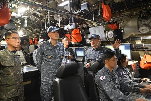 김명수 합참의장이 15일 오후 도산안창호함에서 작전현황을 보고받고 있다  합참 제공