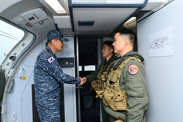 김명수 합참의장이 15일 P-8A 포세이돈 임무요원들을 격려하고 있다.j합참 제공