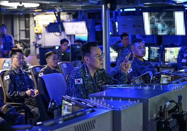 김명수 합참의장이 15일 정조대왕함 전투지휘실에서 작전지도를 하고 있다. 합참 제공