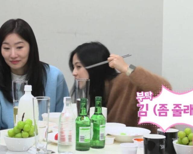 옥순은 순자에게 김을 가져다 달라고 부탁하고 있다. / SBS Plus '나는솔로' 캡처