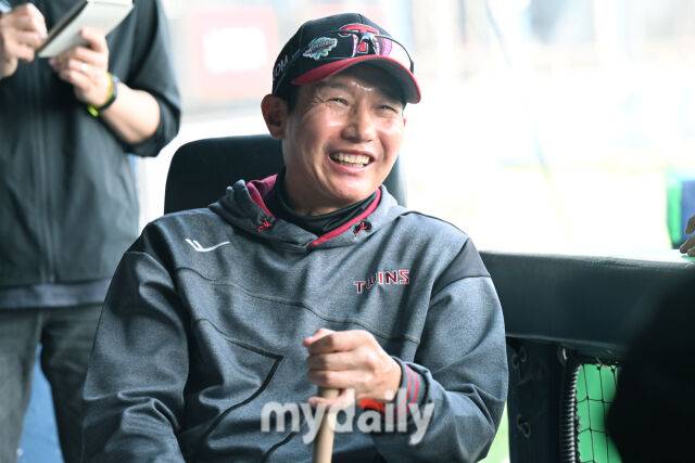 14일 서울 잠실야구장에서 열린 '2025 신한 SOL BANK KBO리그' 키움 히어로즈와 LG 트윈스 경기. LG 염경엽 감독이 경기 전 기자들과 인터뷰를 하며 미소를 짓고 있다./잠실=한혁승 기
