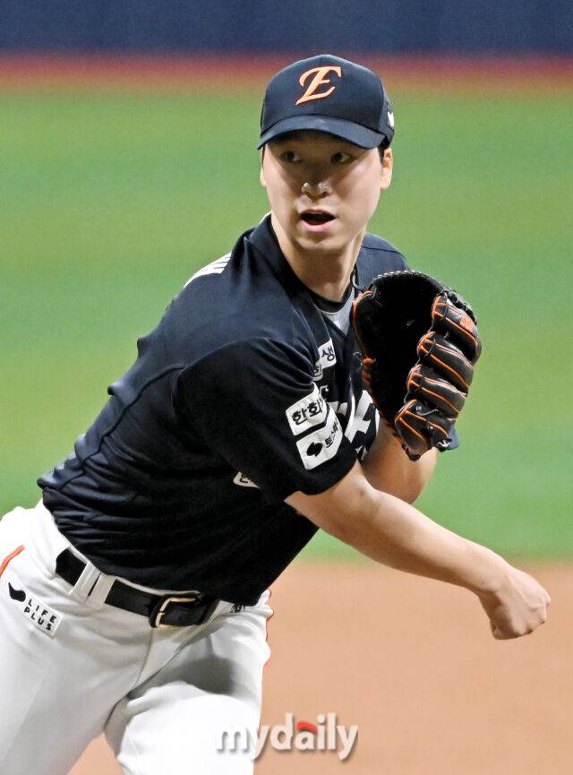 9일 오후 서울 고척동 고척스카이돔에서 진행된 '2025 프로야구 KBO리그' 키움히어로즈와 한화 이글스의 경기. 한화 엄상백이 선발등판해 역투하고 있다./마이데일리