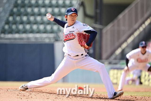 12일 서울 잠실야구장에서 열린 '2025 신한 SOL BANK KBO리그' KIA 타이거즈와 두산 베어스 시범경기. 두산 박정수가 4회 구원 투수로 마운드에 올라 힘차게 투구하고 있다./마이데일리