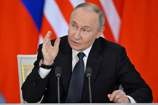 블라디미르 푸틴 러시아 대통령이 14일(현지시간) 모스크바 크렘린궁에서 안와르 이브라힘 말레이시아 총리와 정상회담 후 공동 기자회견을 하고 있다. [로이터]