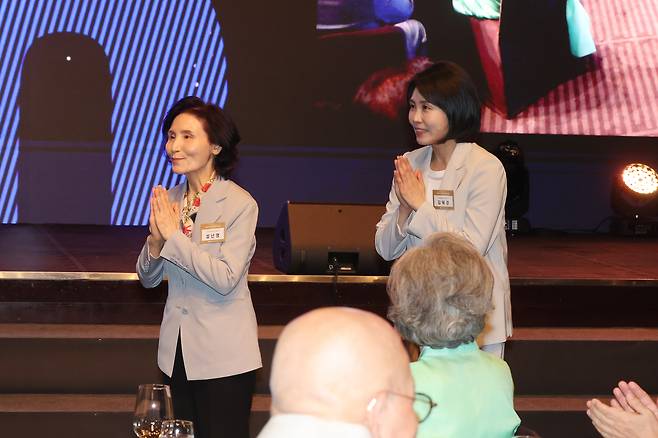 김문수 국민의힘 대선 후보의 부인 설난영(왼쪽) 씨와 이재명 더불어민주당 대선 후보의 부인 김혜경 씨가 지난 12일 서울 중구 신라호텔에서 열린 중앙신도회 창립 70주년 기념식에서 참석자들을 향해 인사하고 있다. [연합]