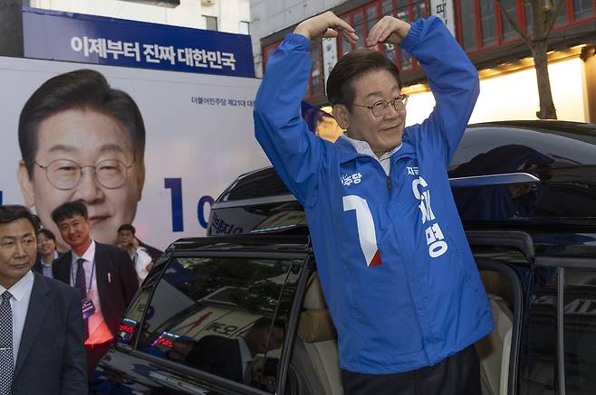 더불어민주당 이재명 대선후보가 14일 경남 거제시에서 유세를 마친 뒤 차량에 올라 지지자들을 향해 하트를 그리고 있다. [연합]