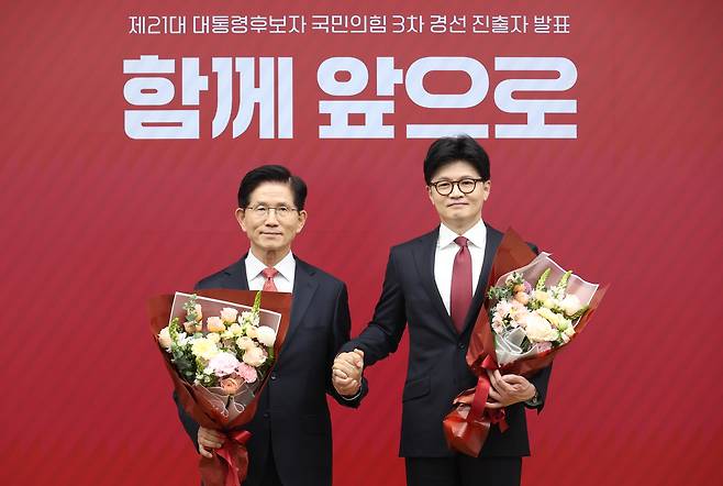 지난달 29일 서울 여의도 국민의힘 당사에서 열린 제21대 대통령 후보자 국민의힘 3차 경선 진출자 발표 행사에서 3차 경선에 진출한 김문수(가나다순) 후보와 한동훈 후보가 기념촬영을 하고 있다. [국회사진기자단]