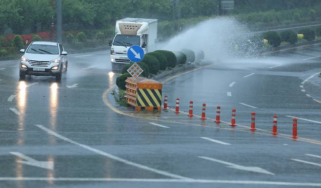 호우특보가 내려진 지난 4월 22일 오전 제주 서귀포시 남원읍 하례리 516도로에 거센 비가 쏟아지고 있다. [연합]
