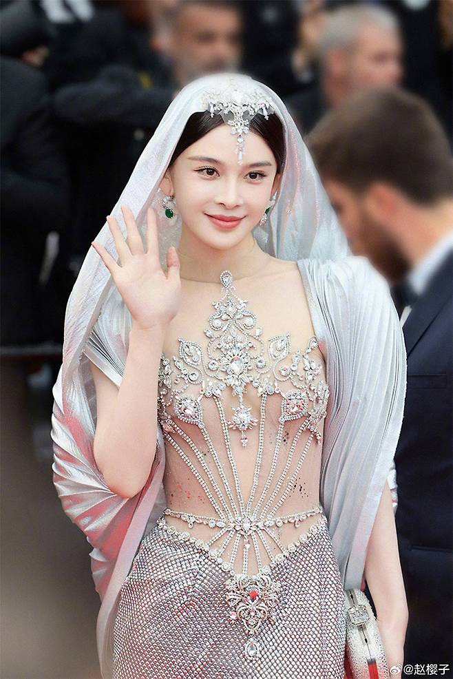 제78회 칸 국제영화제 개막식 레드카펫에 선 중국 배우 자오잉쯔. [웨이보 캡처]