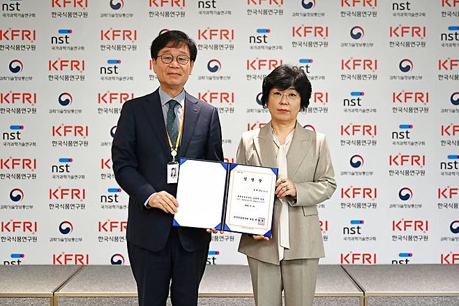 장해춘(오른쪽) 세계김치연구소장이 백현동 한국식품연구원장에게 임명장을 수여받고 기념촬영을 하고 있다.[세계김치연구소 제공]