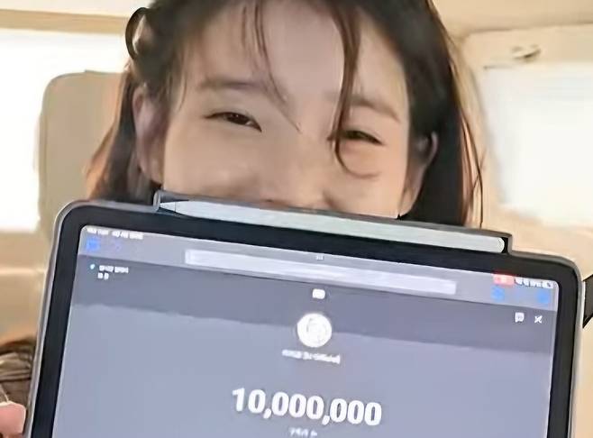 구독자 1000만명을 보여주는 ‘아이유’ [사진, 아이유 ‘이지금’ 채널]