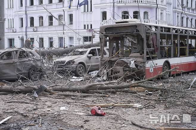 [수미=AP/뉴시스] 13일(현지 시간) 우크라이나 동북부 수미에서 러시아 미사일 공격을 받은 버스 등 차량 잔해가  널려 있다. 현지 당국은 시민들이 부활절 종려 주일을 맞아 교회 등에 모여 있을 때 탄도 미사일 2기가 시내를 강타해 최소 34명이 숨졌다고 밝혔다. 2025.04.14.