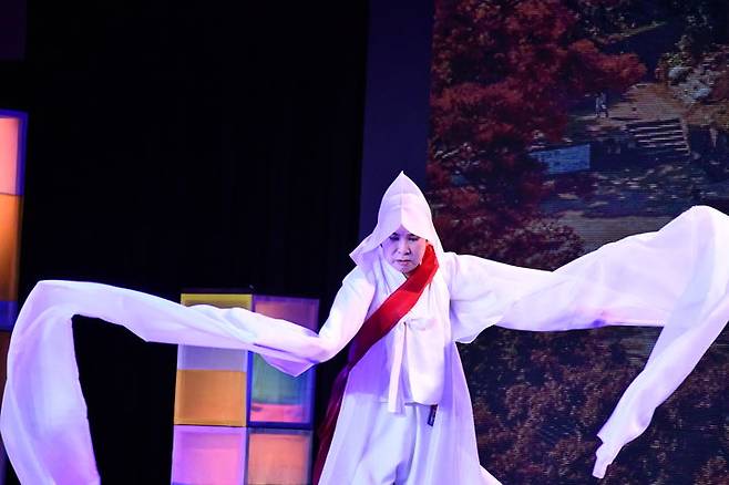 [오사카=뉴시스] 14일 오후 '2025 오사카·간사이 엑스포'에 마련된 페스티벌 스테이션에서 열린 '코리아 온 스테이지 예인(Ye-In) : Soul of Life'에서 펼쳐진 국가무형유산 '승무' 보유자 채상묵의 공연 (사진=국가유산청 제공) 2025.05.15. photo@newsis.com *재판매 및 DB 금지