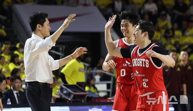 [서울=뉴시스] 김선웅 기자 = 지난 13일 서울 송파구 잠실학생체육관에서 열린 2024-2025 프로농구 챔피언결정전 서울 SK 나이츠 vs 창원 LG 세이커스 5차전 경기, SK 전희철 감독과 선수들이 점수에서 앞서가는 가운데 작전타임을 갖기 위해 이동하며 기뻐하고 있다. 2025.05.13. mangusta@newsis.com