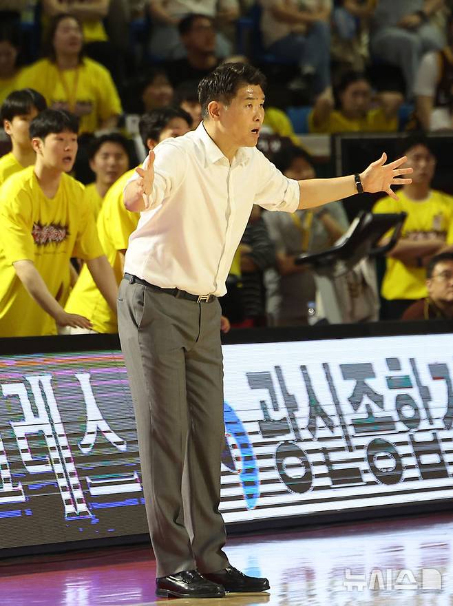 [서울=뉴시스] 김선웅 기자 = 지난 13일 서울 송파구 잠실학생체육관에서 열린 2024-2025 프로농구 챔피언결정전 서울 SK 나이츠 vs 창원 LG 세이커스 5차전 경기, LG 조상현 감독이 작전을 지시하고 있다. 2025.05.13. mangusta@newsis.com
