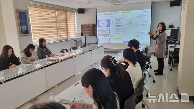 [창원=뉴시스] 강경국 기자 = 감염병 관련 업무 연찬회에서 발표하는 김영순 경남 창원보건소 역학조사관. 2025.05.14. kgkang@newsis.com