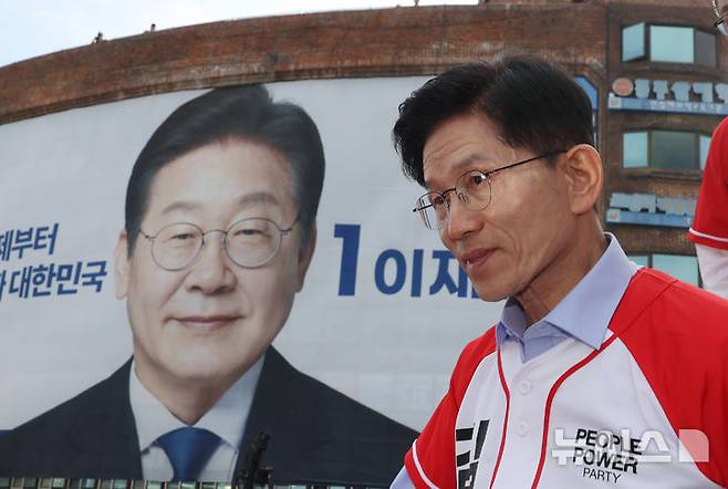 [밀양=뉴시스] 고승민 기자 = 김문수 국민의힘 대선 후보가 14일 경남 밀양 내일동 밀양관아 앞을 찾아 유세를 마친 뒤 차량에서 내려가고 있다. 2025.05.14. kkssmm99@newsis.com