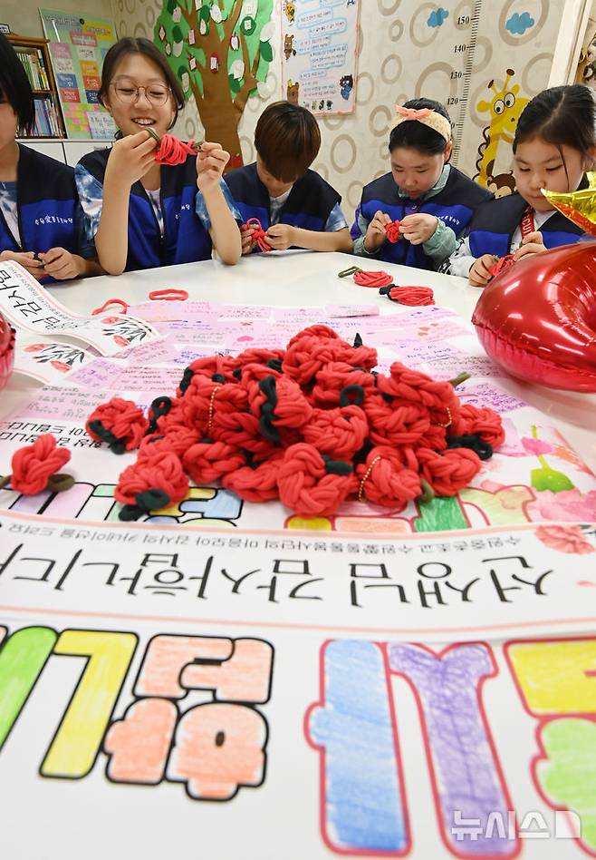 [수원=뉴시스] 김종택 기자 = 스승의 날을 하루 앞둔 14일 경기 수원시 권선구 중촌초등학교에서 통통봉사단 학생들이 선생님에게 전달할 카네이션을 만들고 있다. 2025.05.14. jtk@newsis.com