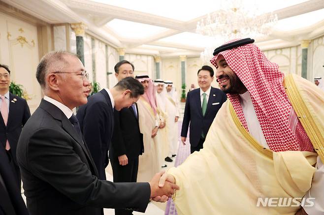 [리야드=뉴시스] 전신 기자 = 정의선 현대차그룹 회장이 22일(현지시간) 리야드 야마마궁에서 윤석열 대통령과 확대회담을 마치고 오찬장으로 향하는 무함마드 빈 살만 빈 압둘아지즈 알 사우드 왕세자 겸 총리와 인사하고 있다. (공동취재) 2023.10.23. photo1006@newsis.com
