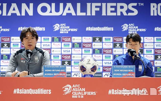 [고양=뉴시스] 김진아 기자 = 대한민국 축구대표팀 홍명보 감독이 19일 경기 고양종합운동장에서 3월 A매치 대비 훈련에 앞서 열린 공식 기자회견에서 취재진의 질문에 답하고 있다. 한국은 오는 20일 고양종합운동장에서 오만과 2026 국제축구연맹(FIFA) 북중미 월드컵 아시아 지역 3차 예선 7차전을 치른 뒤, 25일 수원월드컵경기장에서 요르단과 8차전을 갖는다. 2025.03.19. bluesoda@newsis.com
