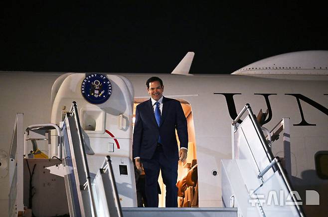 [안탈랴=AP/뉴시스]튀르키예에서 열리는 북대서양조약기구(NATO)외교장관 회의에 참석하는 마코 루비오 미 국무장관이 14일(현지시각) 튀르키예에 도착했다. 2025.5.15.