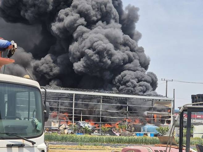 [천안=뉴시스] 천안 성환읍 플라스틱 공장 화재 모습. (사진=천안서북소방서 제공) 2025.5.15 photo@newsis.com *재판매 및 DB 금지