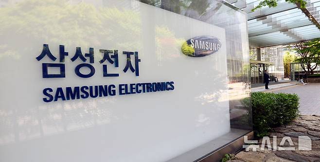 [서울=뉴시스] 박주성 기자 = 30일 서울 서초구 삼성전자 서초사옥에 직원들이 오가고 있다. 삼성전자는 올해 1분기(1~3월) 연결 기준으로 매출 79조1405억원, 영업이익 6조6853억원의 실적을 기록했다고 밝혔다.매출은 분기 기준 사상 최대다. 전년 같은 분기 71조9156억원 대비 10.1% 증가했다. 2025.04.30. park7691@newsis.com