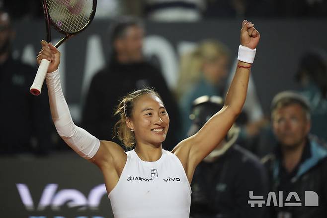 [로마=AP/뉴시스] 정친원(8위·중국)이 14일(현지 시간) 이탈리아 로마 포로 이탈리코에서 열린 여자프로테니스(WTA) 투어 BNL 이탈리아 인터내셔널(이탈리아오픈) 단식 8강전에서 아리나 사발렌카(1위·벨라루스)를 꺾은 후 기뻐하고 있다. 정친원이 2-0(6-4 6-3)으로 승리하고 4강에 올라 코코 고프(3위·미국)와 결승 진출을 다툰다. 2025.05.15.