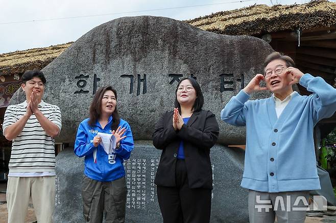 [하동=뉴시스] 권창회 기자 =이재명 더불어민주당 대선 후보가 15일 경남 하동군 화개장터 입구에서 유튜브 'K-이니셔TV 케미폭발 동서화합 화개장터 라이브'를 하고 있다. (공동취재) 2025.05.15. photo@newsis.com