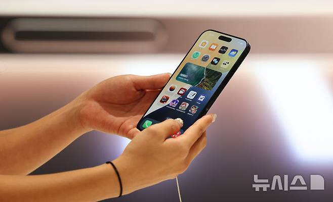 [서울=뉴시스] 김근수 기자 = 일본의 액정패널 연합 재팬디스플레이(JDI)가 일본에서 1000명이 넘는 인원 감축을 검토하고 있다고 아사히신문, 현지 공영 NHK 등이 15일 보도했다. 사진은 지난해 9월 20일 서울 마포구 머큐리 앰버서더 호텔 홍대 T팩토리에서 한 직원이 아이폰16 제품을 들어보이고 있는 모습. 사진은 기사와 직접적인 관련 없음. 2025.05.15. ks@newsis.com