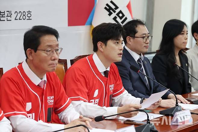 [서울=뉴시스] 조성봉 기자 = 김용태 국민의힘 공동선거대책위원장이 지난 14일 오후 서울 여의도 국회에서 열린 대한초등교사협회 제21대 대선 정책제안서 전달식에서 발언을 하고 있다.2025.05.14. suncho21@newsis.com