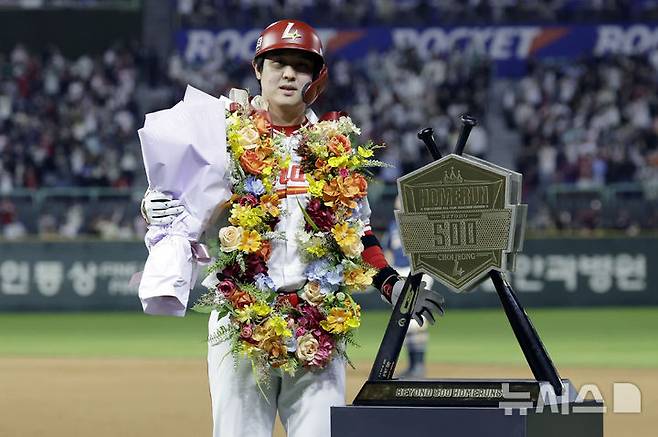 [인천=뉴시스] 최동준 기자 = 13일 인천SSG 랜더스필드에서 열린 2025 KBO리그 NC 다이노스와 SSG 랜더스의 경기, 6회말 2사 1루 상황 SSG 최정이 500호 홈런을 친 뒤 기념 트로피 앞에서 포즈를 취하고 있다. 2025.05.13. photocdj@newsis.com