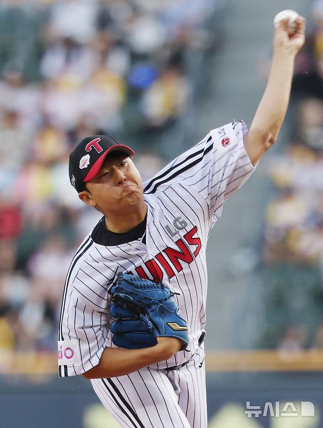 [서울=뉴시스] 조수정 기자 = 14일 서울 송파구 잠실야구장에서 열린 2025 KBO리그 LG 트윈스와 키움 히어로즈 경기, 1회초 LG 선발 송승기가 역투하고 있다. 2025.05.14. chocrystal@newsis.com