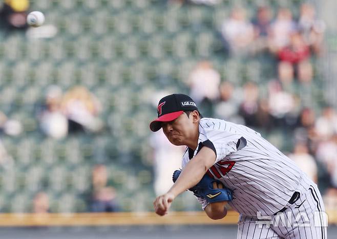 [서울=뉴시스] 조수정 기자 = 14일 서울 송파구 잠실야구장에서 열린 2025 KBO리그 LG 트윈스와 키움 히어로즈 경기, 1회초 LG 선발 송승기가 역투하고 있다. 2025.05.14. chocrystal@newsis.com