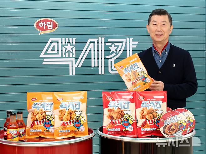 [서울=뉴시스] 김진아 기자 = 김홍국 하림그룹 회장이 15일 서울 성동구 하림 맥시칸 론칭 팝업스토어 '장하다 하림 맥시칸'에서 '맥시칸' 냉동치킨 등 론칭 제품을 들고 포즈를 취하고 있다. 하림은 약 40년 정통을 이어온 맥시칸의 맛과 노하우를 담은 냉동치킨 간편식을 론칭, 100% 국내산 닭고기만을 엄선해 만든 냉동치킨부터 소스, 볶음면 등 총 12종으로 구성했다. 2025.05.15. bluesoda@newsis.com