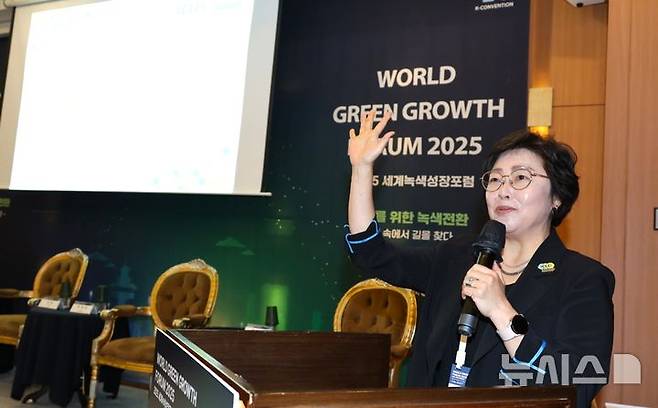 [포항=뉴시스] 경북 포항시가 세계녹색성장포럼(WGGF) 연계 행사로 15일 라한호텔 포항에서 국내 최초로 타운홀 COP를 개최해 시민 주도형 기후 변화 대응 전략을 모색했다. 박연희 이클레이(ICLEI) 한국사무소장이 '국제 기후 정책과 지방 정부'를 주제로 발표하는 모습. (사진=포항시 제공) 2025.05.15. photo@newsis.com